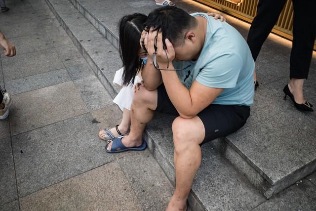 要说这世上最讽刺的事儿，还得是那对打人夫妻的瞬间变脸！前一秒还挥着拳头往人身上招