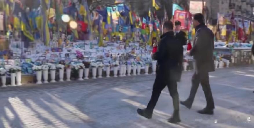 泽连斯基刚和北约新掌门吕特站定，准备向阵亡乌军士兵献花默哀，防空警报就突然响了，