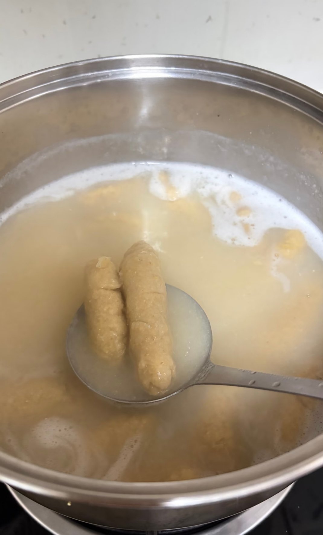 关于早餐的悲伤故事大雨天老母亲费力做出的早餐，于是有了如下对话：大胖儿子：妈妈，