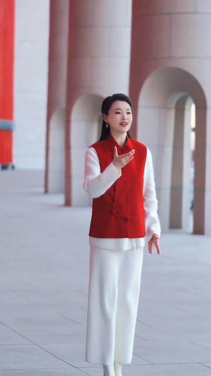 《珊珊颂》陈维演唱。
《珊瑚颂》演唱：陈维。
一树红花照碧海，一团火焰出水。珊瑚