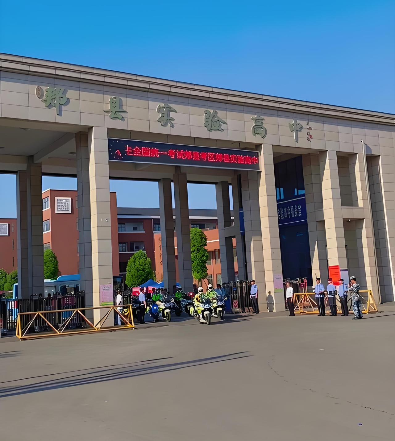 万万没想到，韩雅平就读的高中，既不老牌名校，也不是公办重点，而是建校仅6年的民办