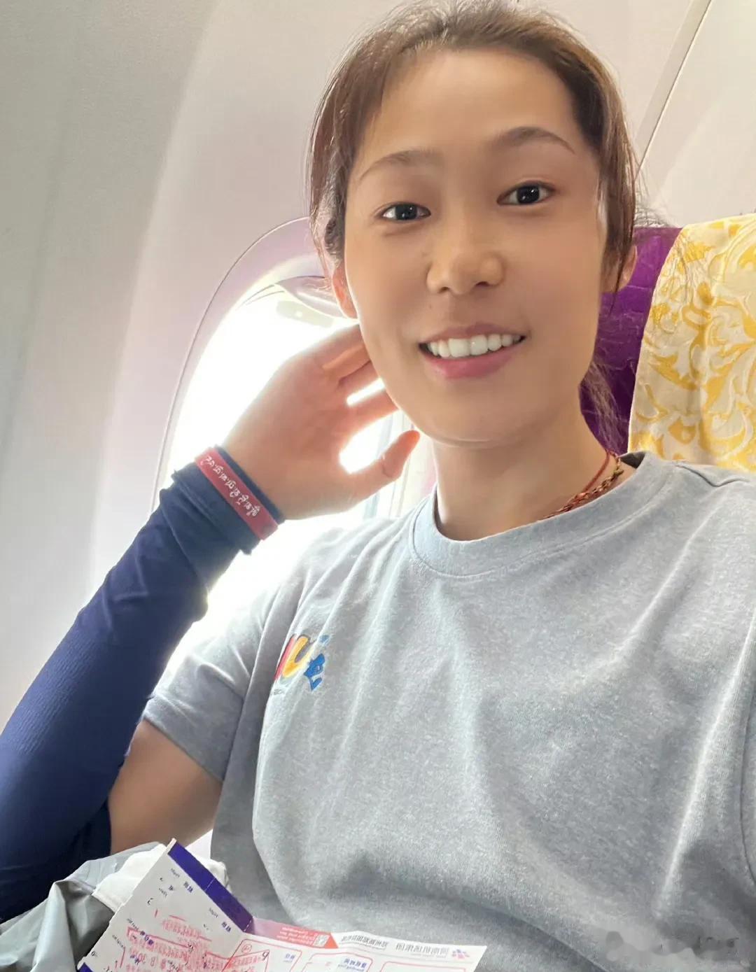 【朱婷现身北仑  祝福中国女排】 
女排巨星朱婷更新社交媒体："时隔两年又来到北