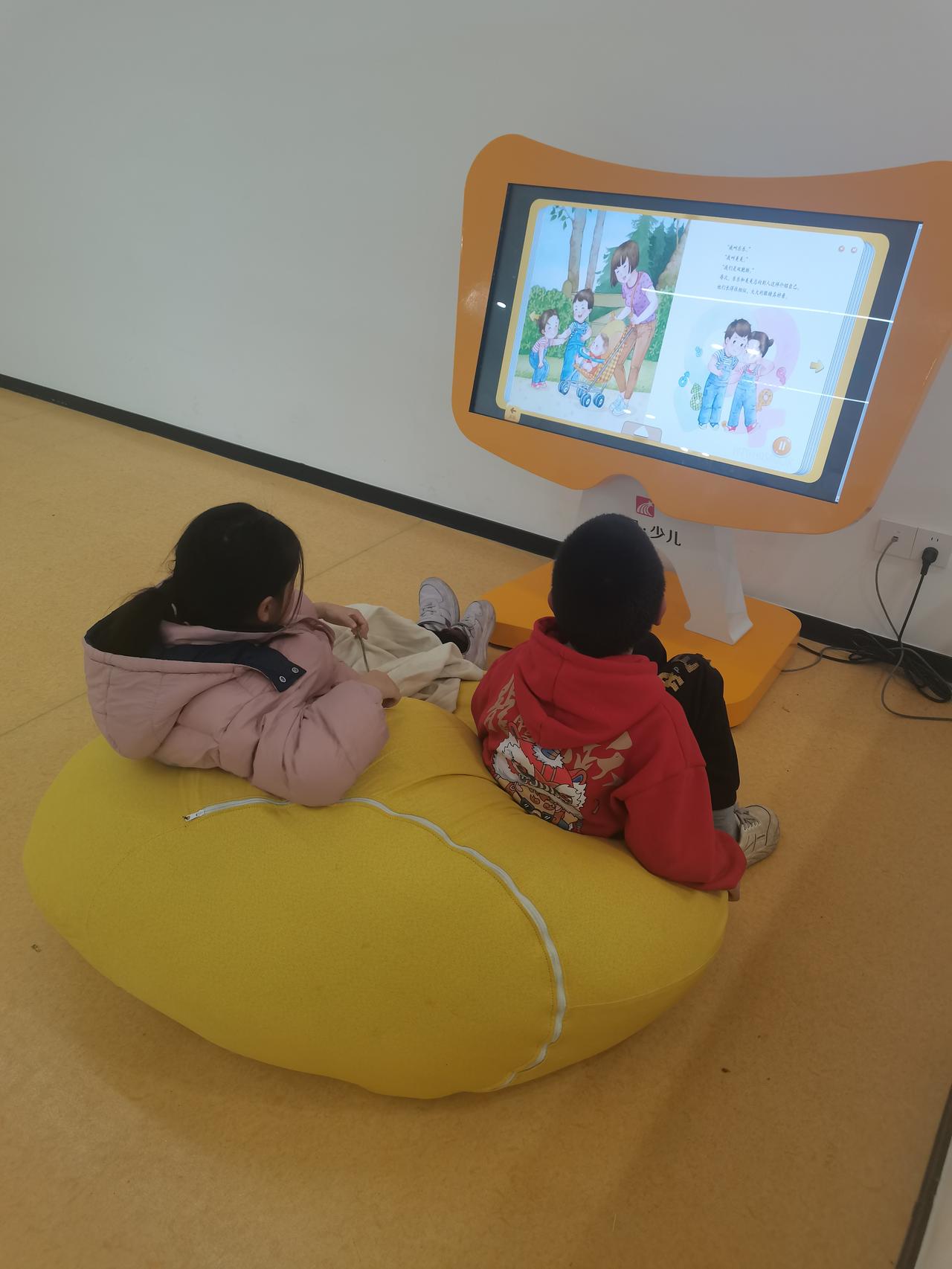 小朋友的世界就是这么简单纯粹！只要有个能可以玩的就会自来熟！只要开心就好啊！两个