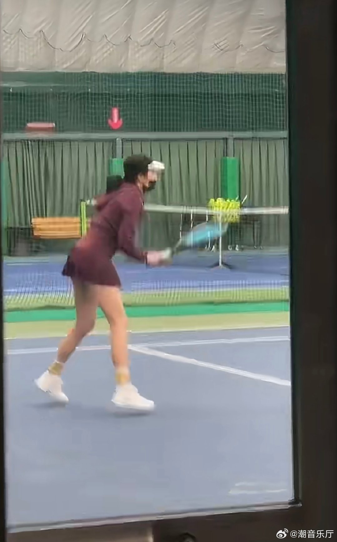 偶遇关晓彤打网球 偶遇运动中的关晓彤，自然又大方，美感十分真实。打网球偶遇关晓彤