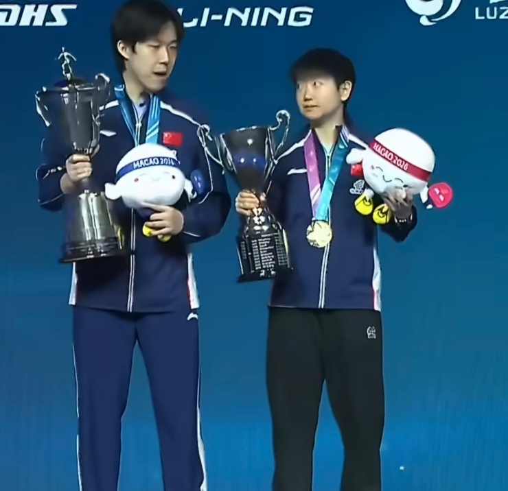 王楚钦问孙颖莎你的奖杯帽呢：你这拿了个酒杯吗？：奖杯帽没了更好看！网友：干一杯吗