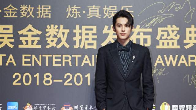 王鹤棣成黄子韬演唱会嘉宾 半休假回老家炸串店引热议