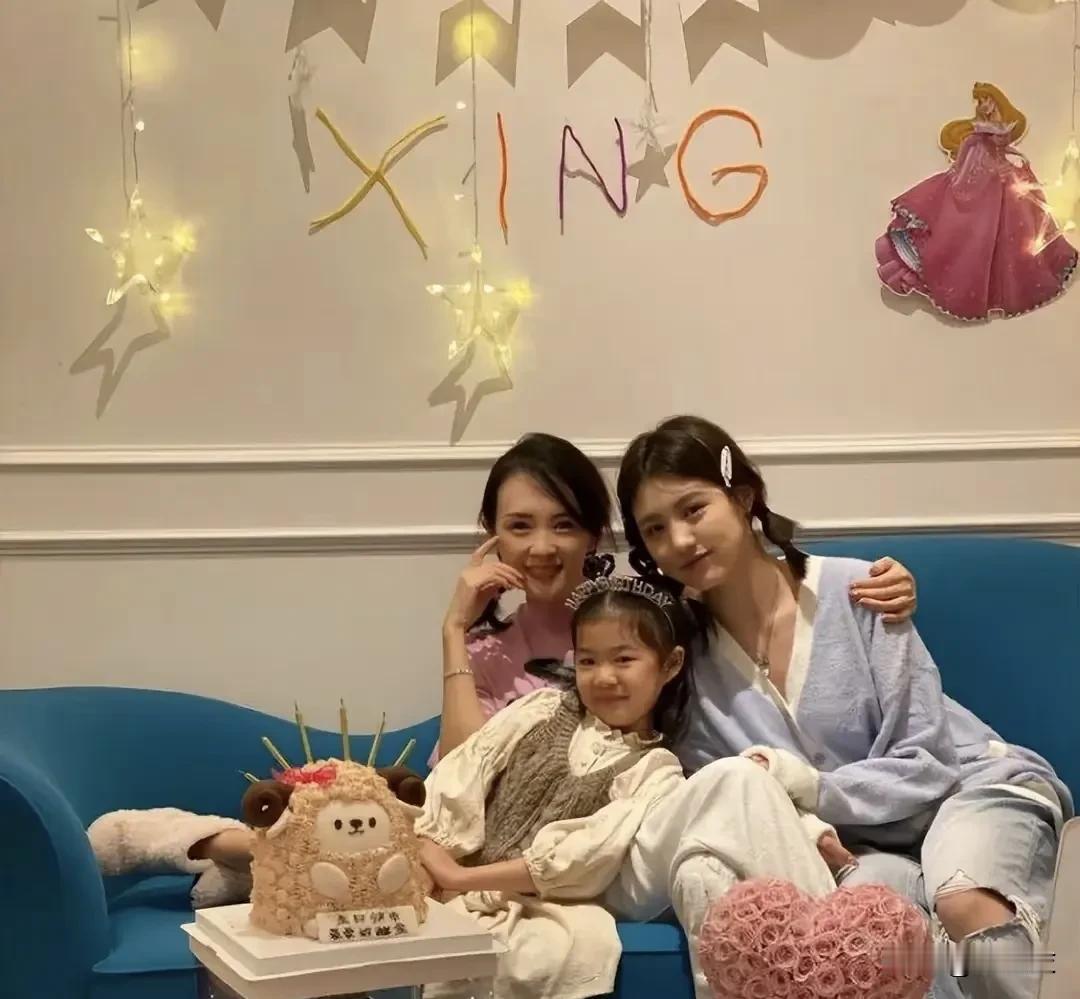 汪峰和章子怡婚姻期间，其实小苹果不跟他们一起住的，是在爷爷奶奶家。

但我觉得章