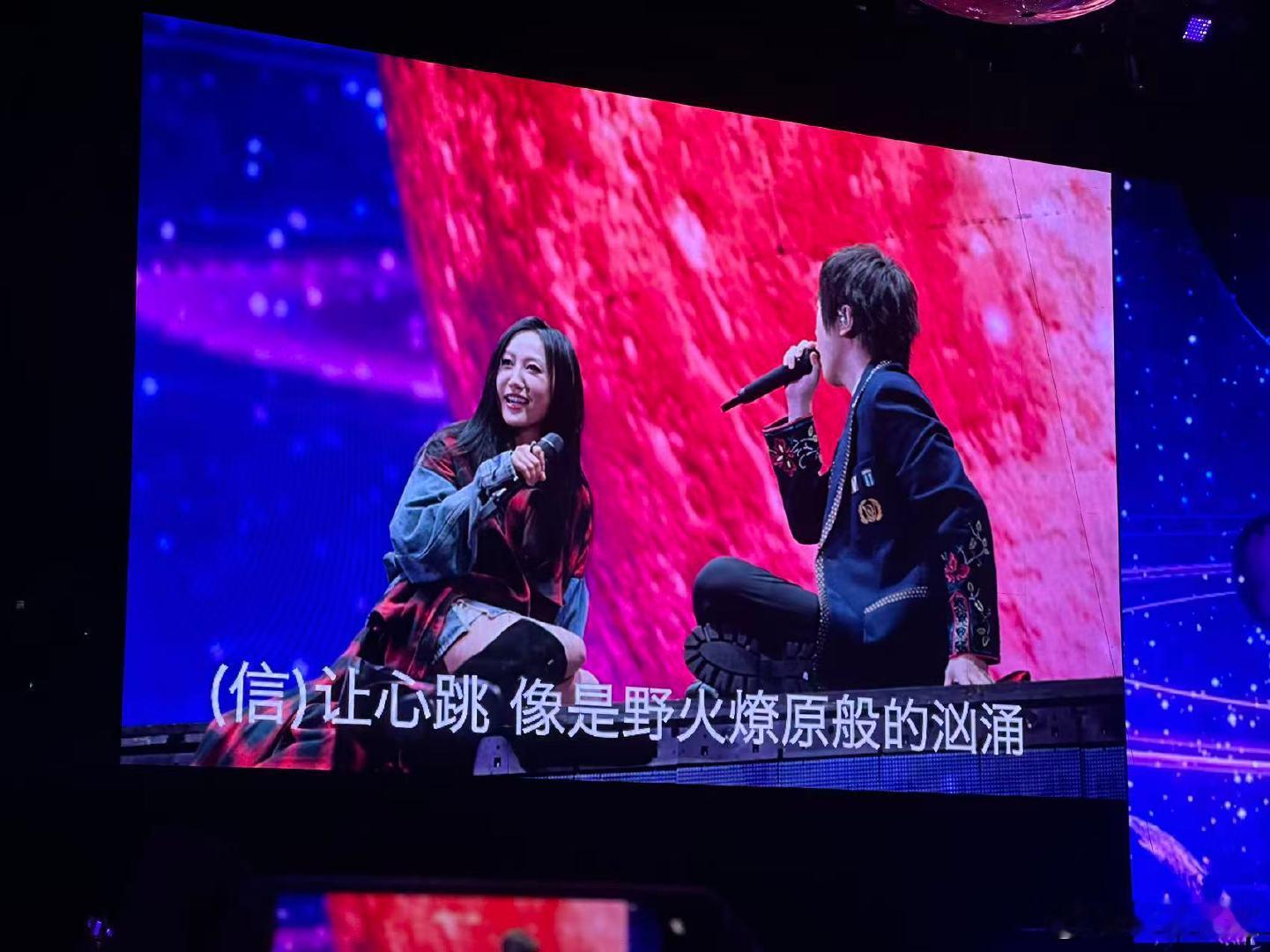 五月天上海演唱会嘉宾陈粒 五月天陈粒同台 谁懂啊！刷到五月天陈粒同台的视频，直接