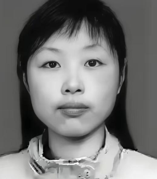 2008年，她被埋进废墟，身体断成三截，救援人员赶到时，发现她用身体死死护住一个
