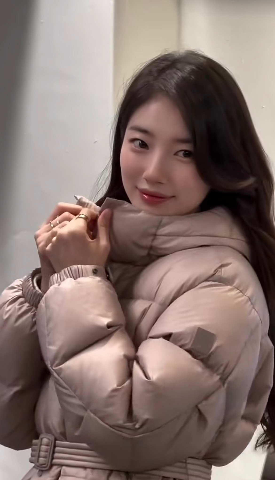 裴秀智、金智媛:脸才是最好的时尚单品～ 不敢想普通人穿上这两款羽绒服会有多灾难！