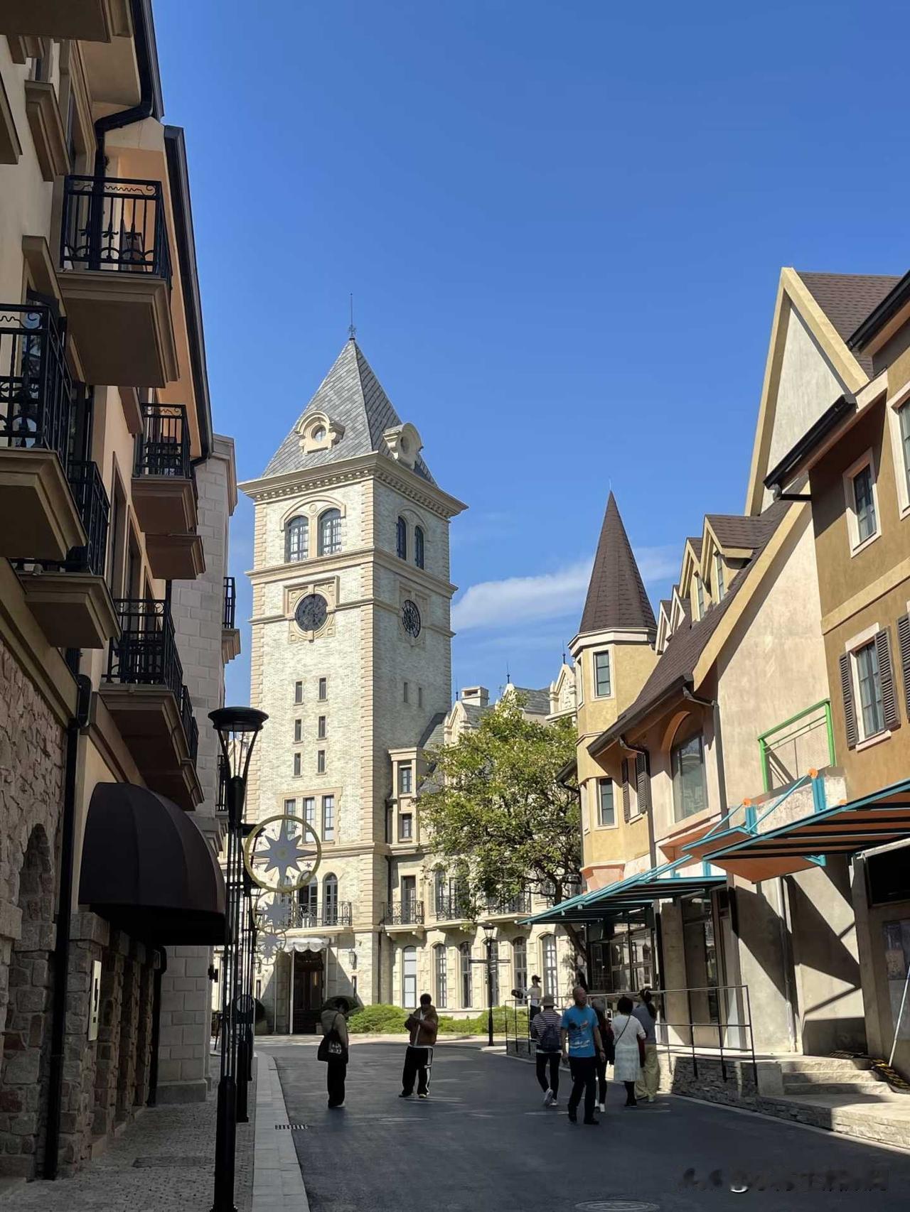 与其喜欢深夜的梦，不如爱上旅行的风。