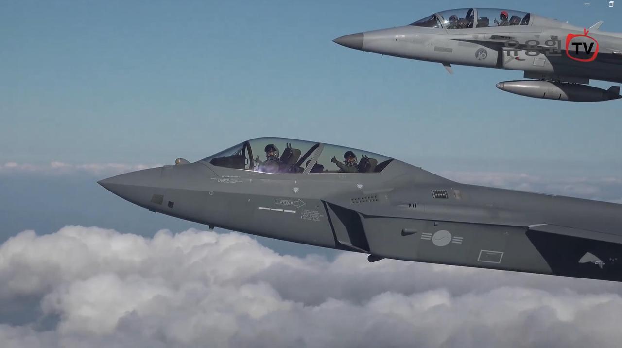 韩国空军接收的首架量产型KF-21战斗机，虽然是双座型号，但它只是作为教练机型使