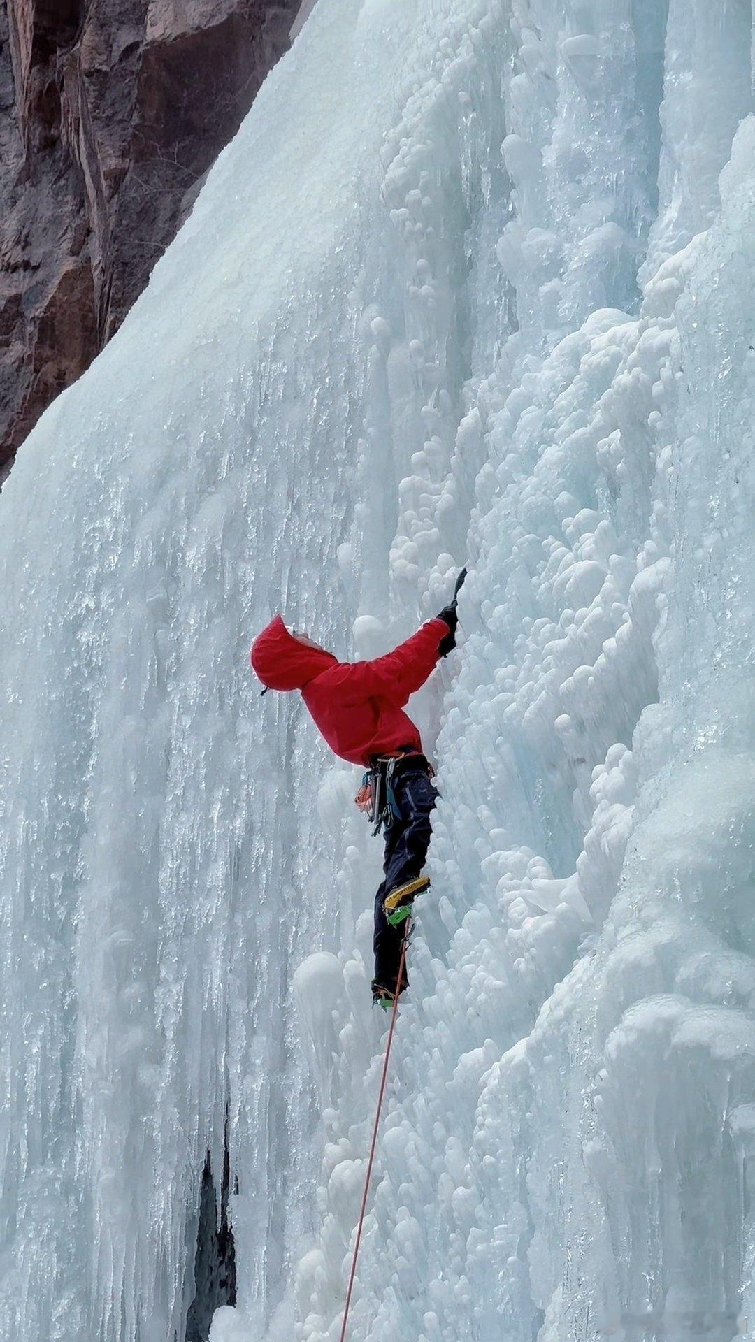 王一博冬训视频又猛又萌好可爱，可是在挑战极限运动诶。 
