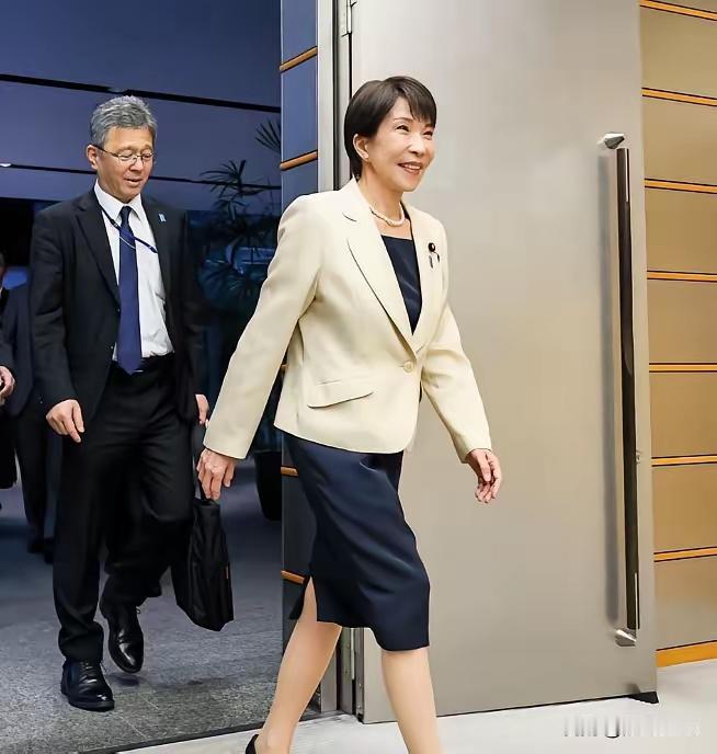 张召忠这个"高压锅盖"比喻，局座讲过不止一回，核心判断是：美国在亚太的军事存在像