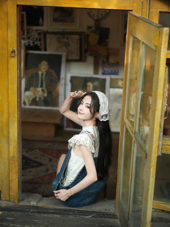 娜扎拍写真又差点热晕过去娜扎这一组写真实在是将夏日和田园氛围感拉满，让人一整个心