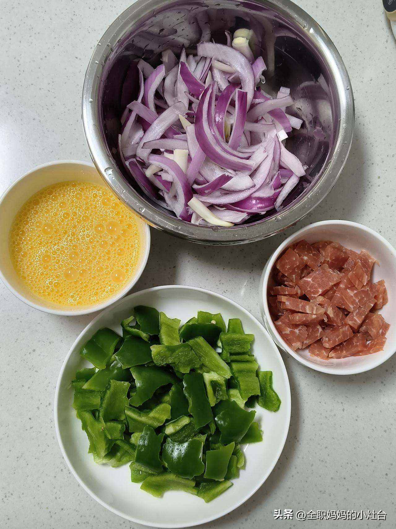 外人眼里：全职妈妈真轻松。
只有自己知道：24小时待命，没有下班。
 
累到不想