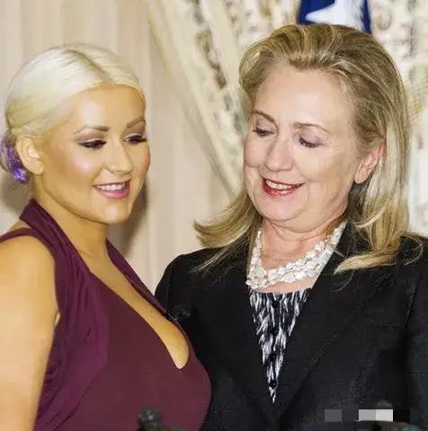 看来，年近古稀的希拉里也喜欢美女！

事实证明，男人喜欢美女，伍能让女人也喜欢的