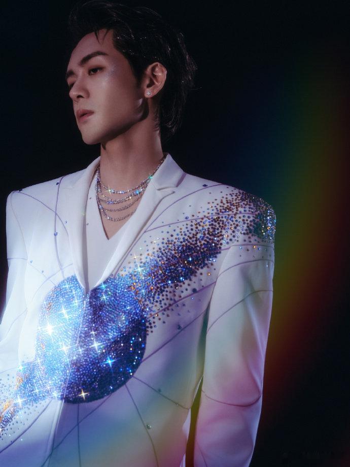 曾舜晞定制手工水晶礼服曾舜晞江苏跨年造型定制手工水晶礼服在舞台上绝对会超吸睛，渐