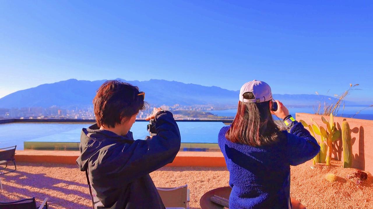 大理云想山，蓝得太治愈！🌿站在山顶往下望，天空像被洗过一样干净，蓝得让人心动。