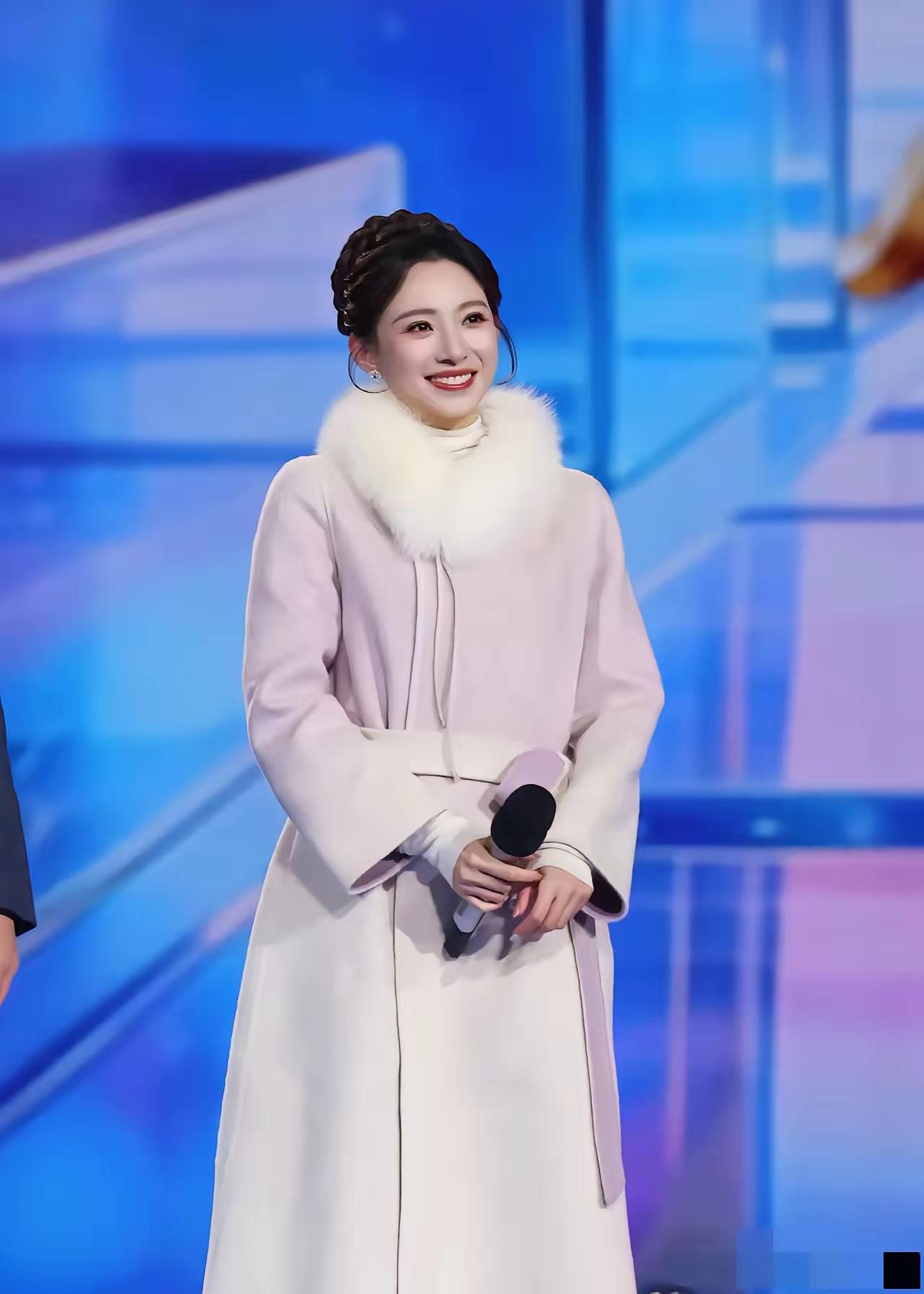我终于搞明白了，这次央视跨年晚会，女主持人为什么穿的是大衣、羽绒服？
不查不知道