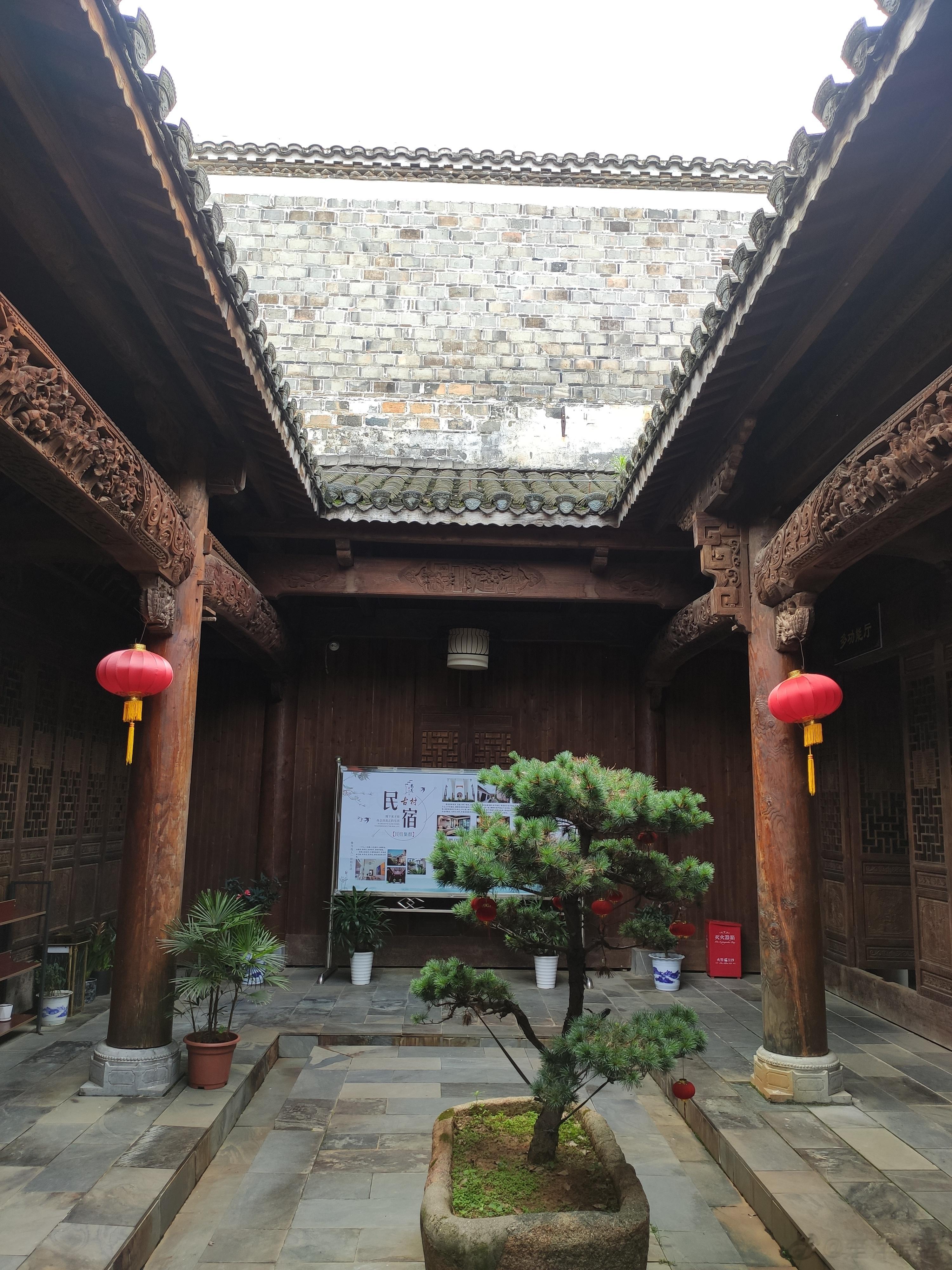 #新安义 心安逸# 【在安义古村，领略赣派建筑的细节之美[憧憬]】赣派建筑布局简