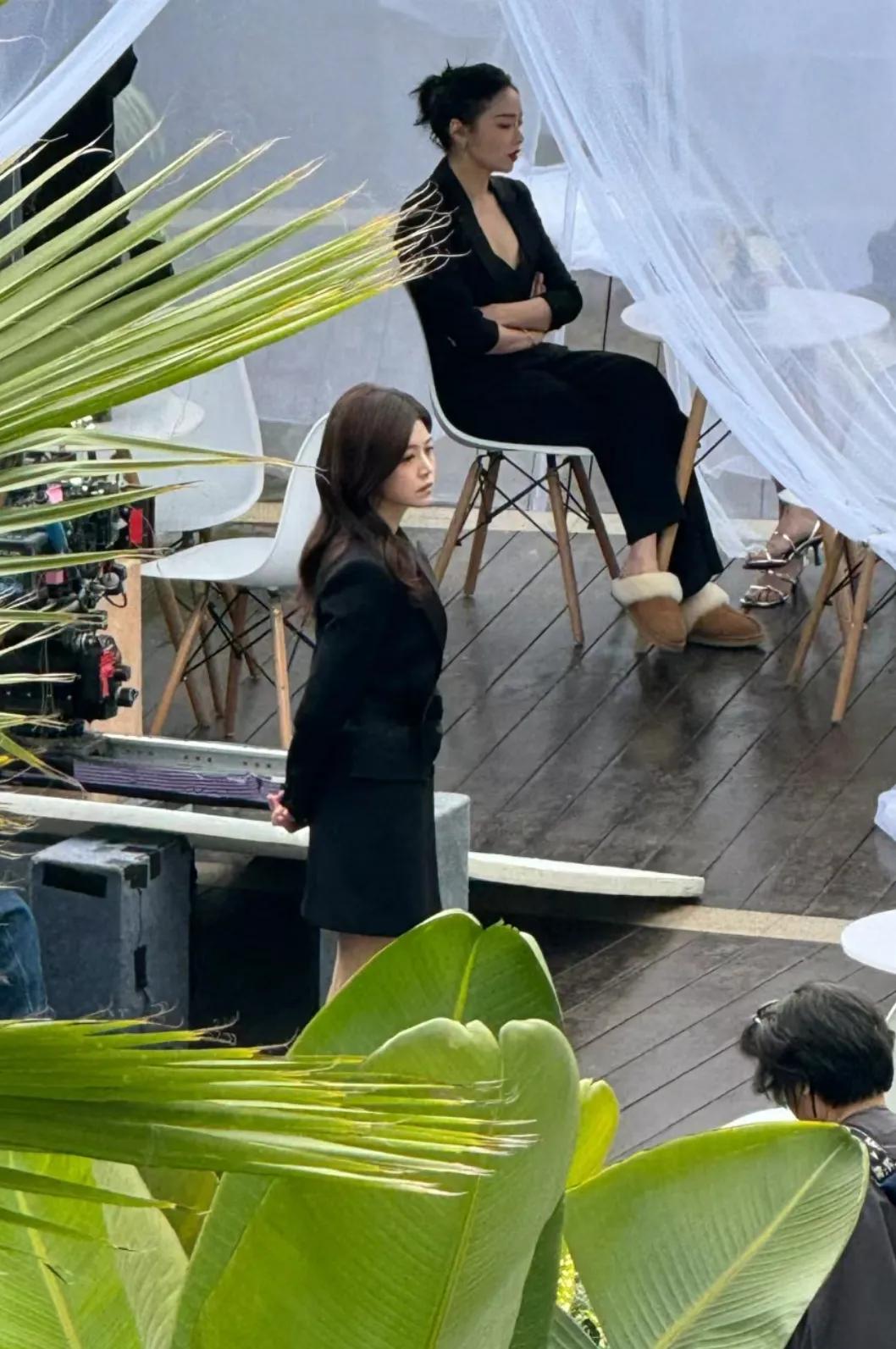 大嫂高叶和陈妍希在成都拍戏！两人都很瘦啊，陈妍希在电视里看着肉肉的，现实中好瘦，