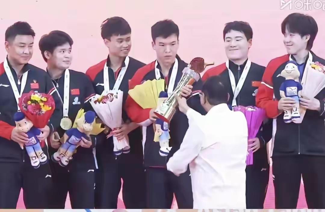 王楚钦的高情商，大格局
昨晚，中国男团夺冠。颁奖典礼上，王楚钦没有站C位，而是把