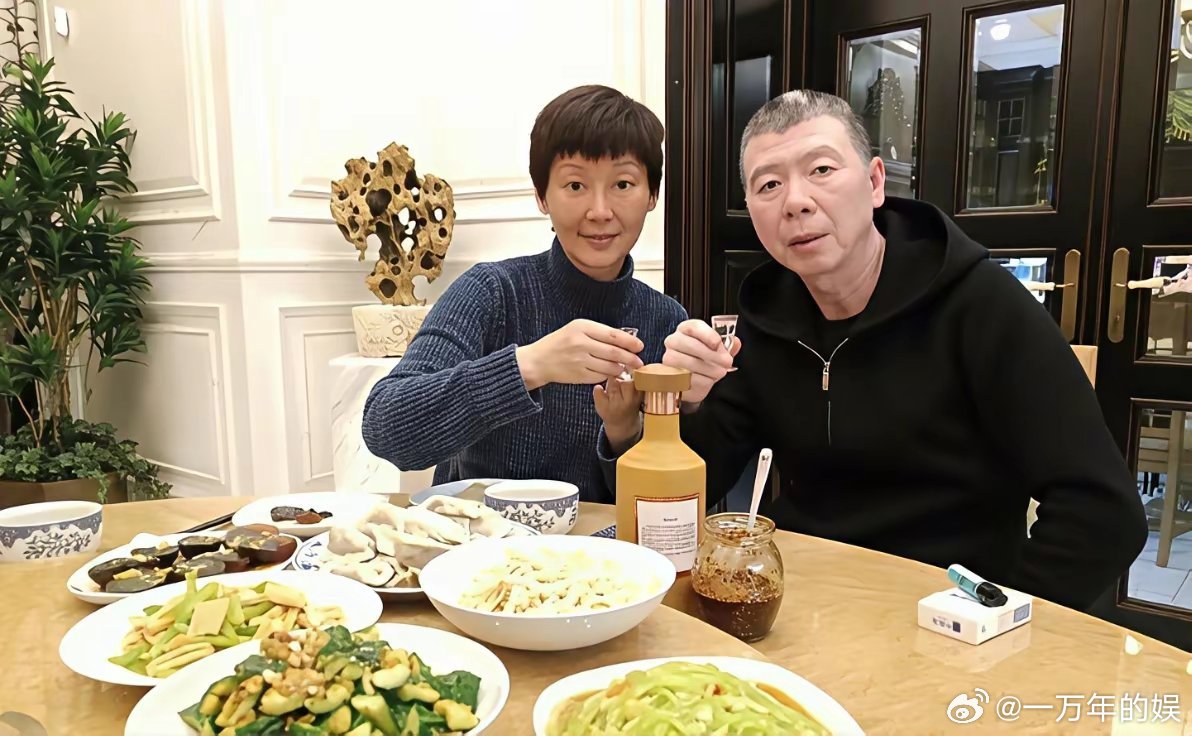 冯小刚徐帆两口子，吃个便饭，很温馨！恩恩爱爱这么多年，不容易啊，一转眼女儿也长大