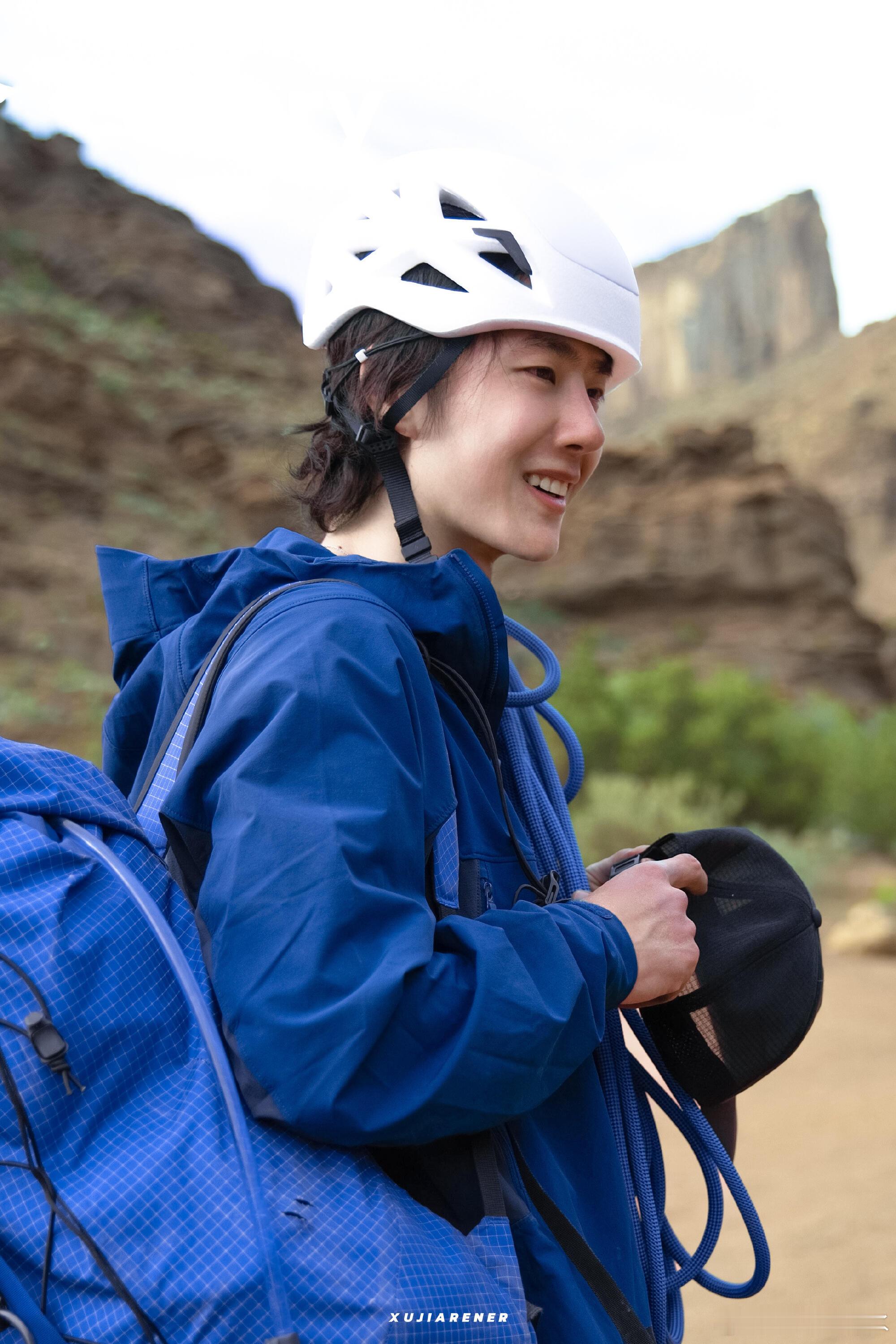 王一博吃个海鲜斧子都用上了王一博吃海鲜居然用上斧子了，砍不动就拿斧子敲刀背，这厨