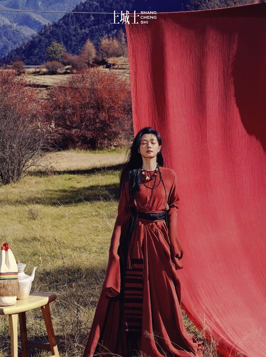 万茜上城士雪山大片上城士把万茜拍得好有故事感 万茜这红袍白衫两套造型太杀我！又一