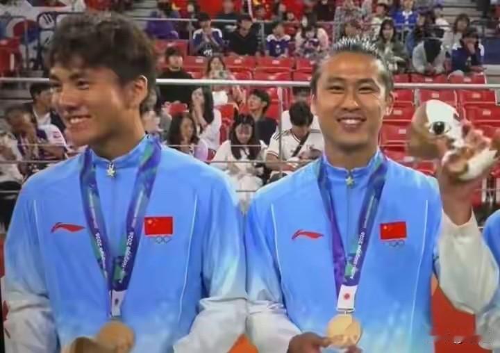 国足亚运队戴着铜牌喜笑颜开、国乒男团赶紧摘下了银牌，更不同的是球迷们的心态！

