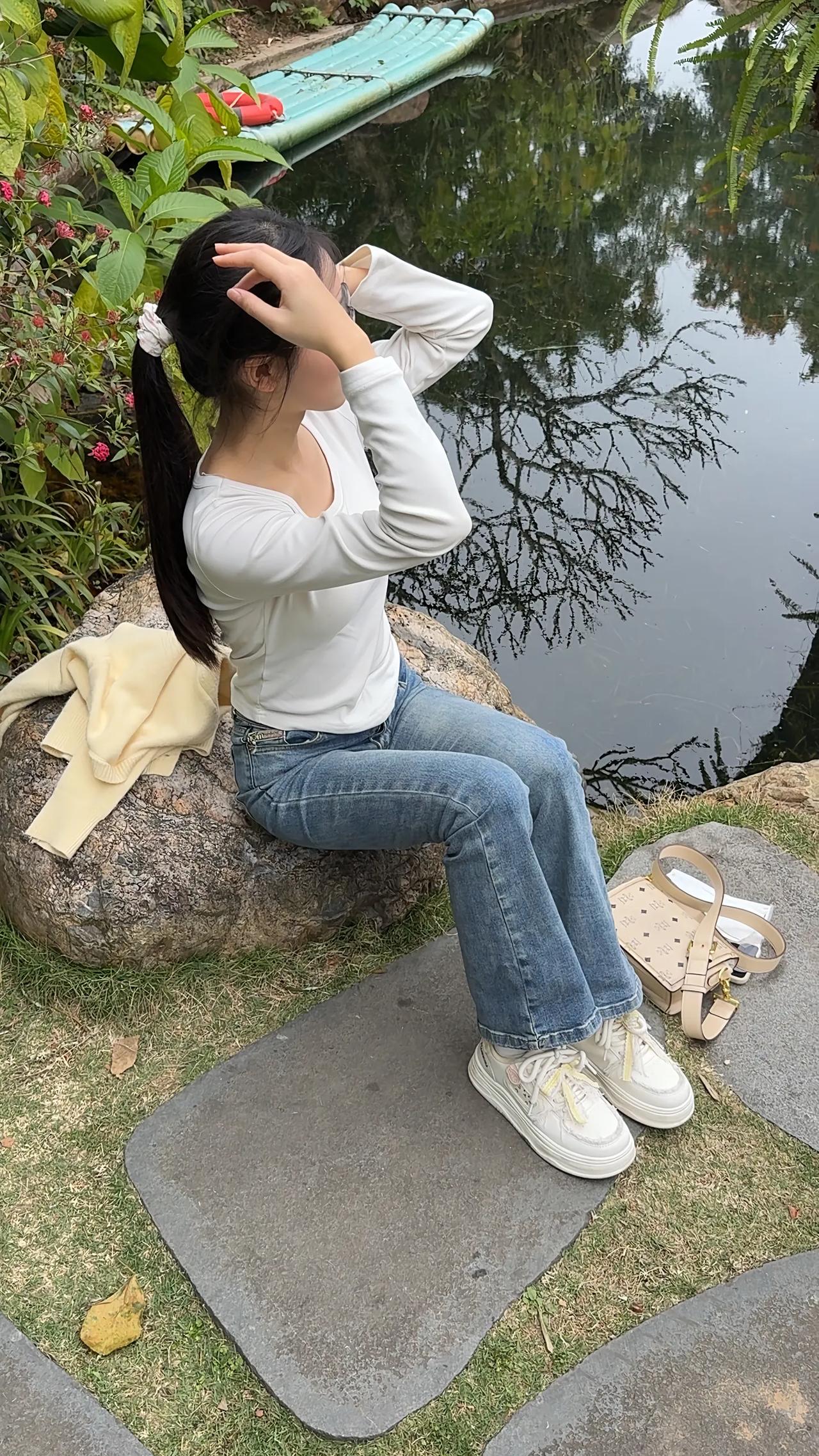 静坐湖畔，心随水静。