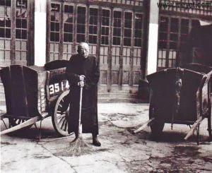 1922年，卢小嘉因为调戏露兰春，被黄金荣打到嘴角流血。 次日，卢小嘉用枪抵着黄