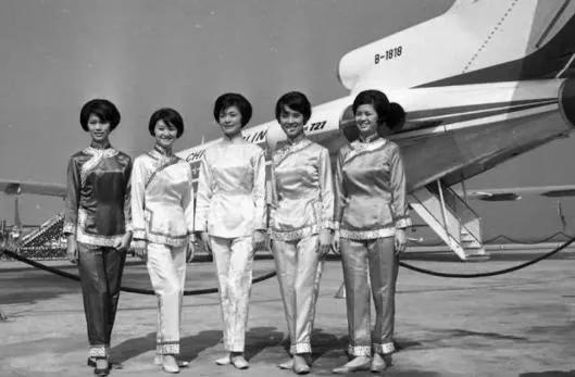 1967年台湾省华航空姐制服，太奇怪了，穿的有点像有钱人家的姨太太！ ​​​