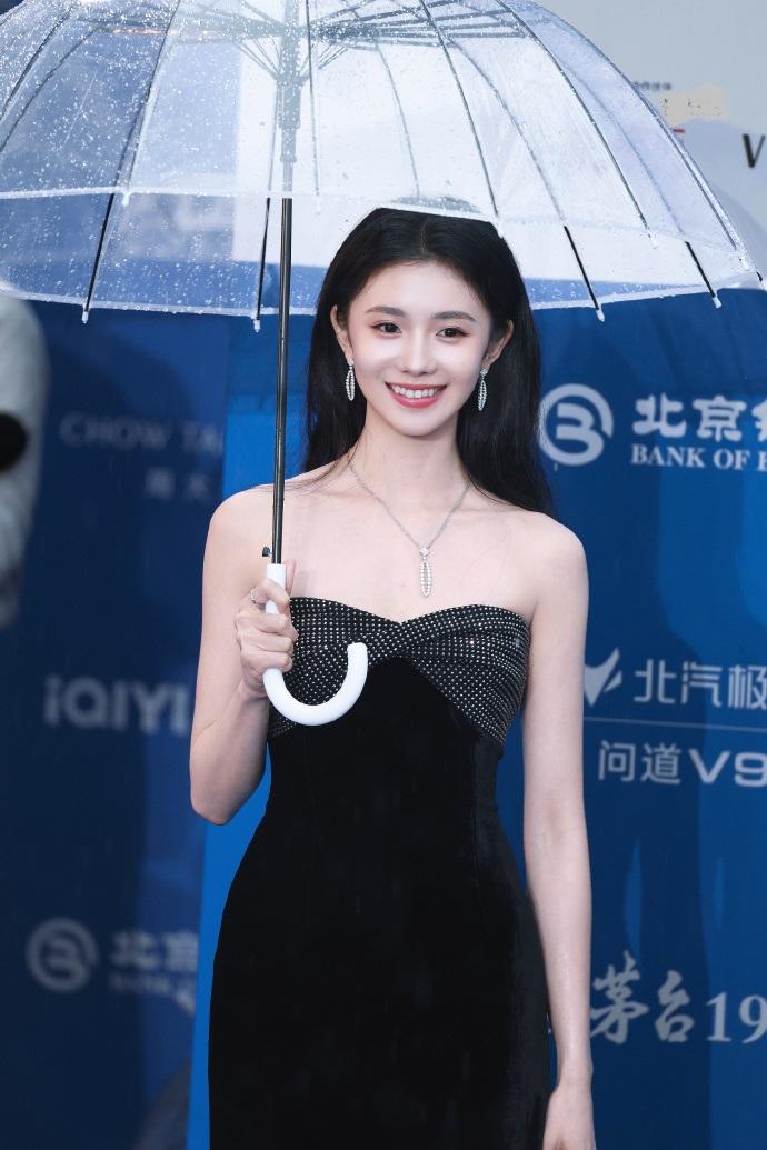 今天刘浩存在北京出席电影节，她这回搭配的很简洁，不过看上去年轻又靓丽。

刘浩存