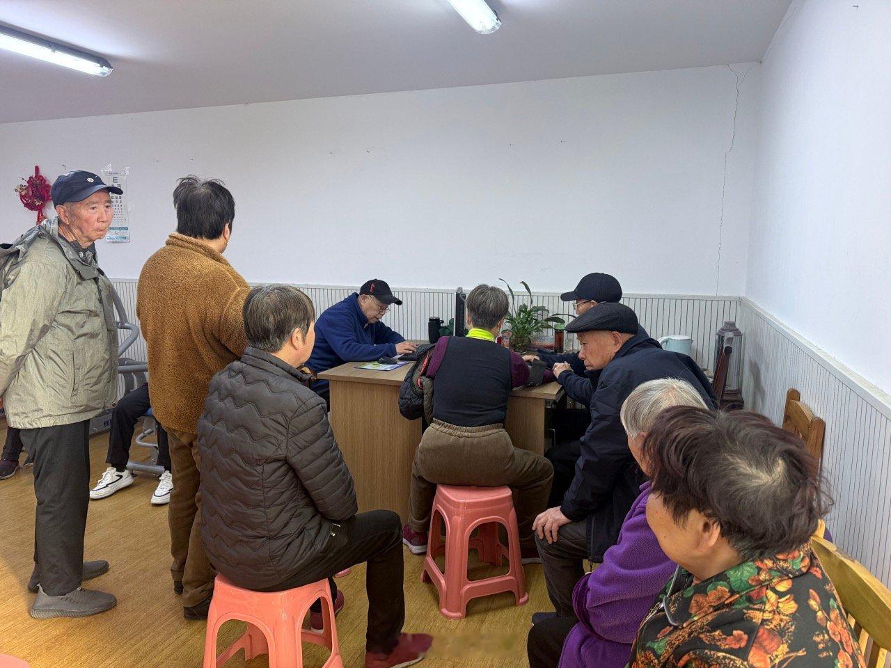 宁波75岁老医生15年坚守义诊 在宁波江北，75岁的退休老院长徐大龙是街坊们公认