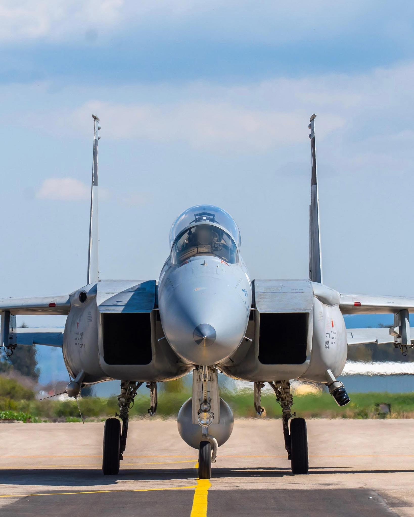 今日老鹰 午安，以色列空军（IAF）第133“双垂尾骑士”中队F15正脸证件照 
