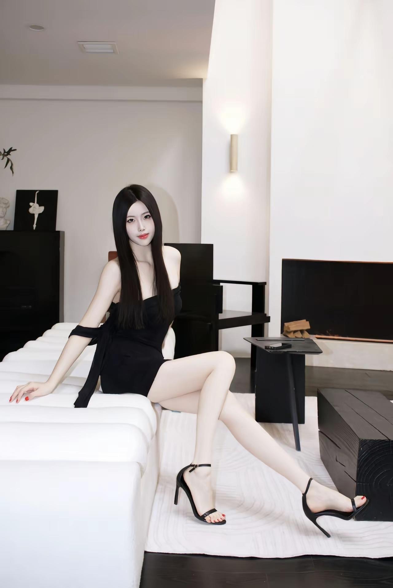 红妆美人倚，黑裙映白墙。