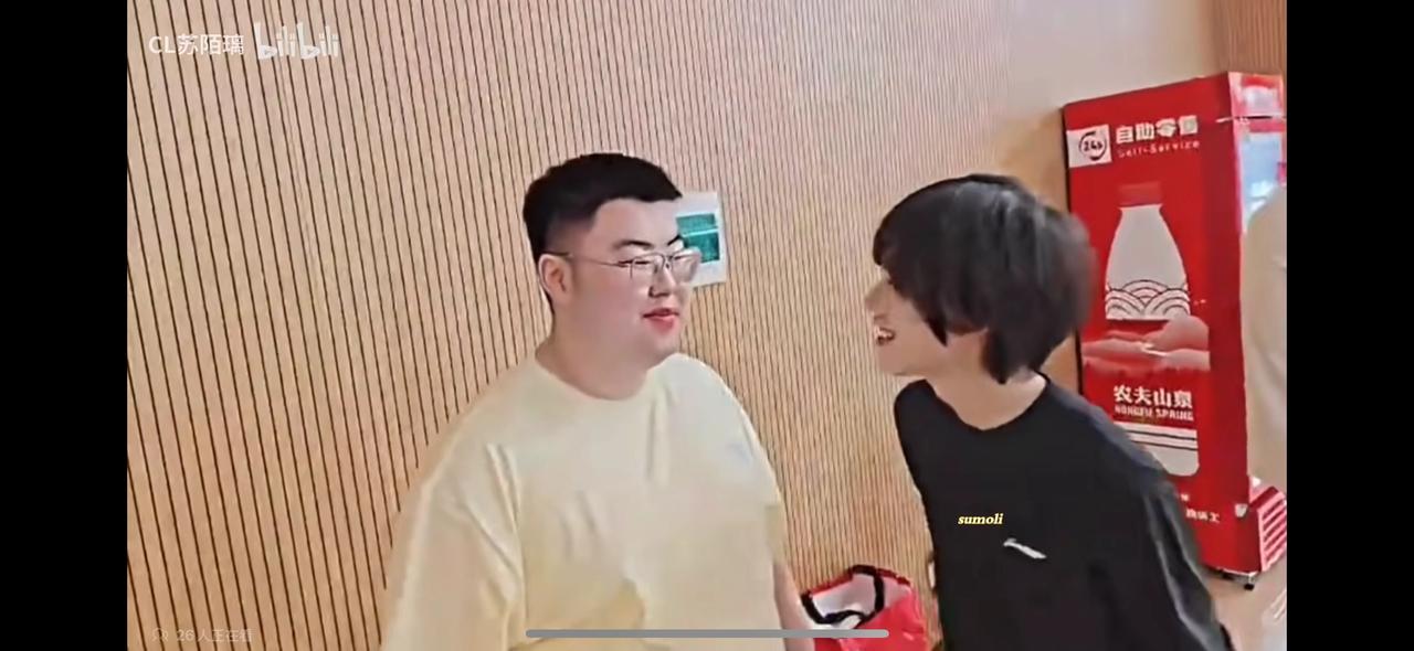 TTG小胖实锤了

小胖在刷手机，清融跑过来问小胖你怎么去了TTG了啊，清融不知
