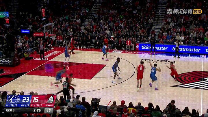 开拓者新星杨瀚森真是太积极了！在今天开拓者主场迎战魔术的比赛中，当时比赛进行到了