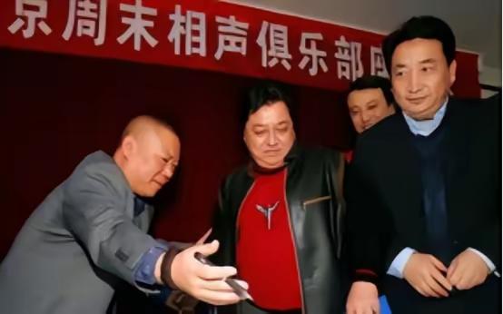 2008年，北京德云社的小剧场氛围热烈，观众正等着郭德纲出新招。

结果他甩出一