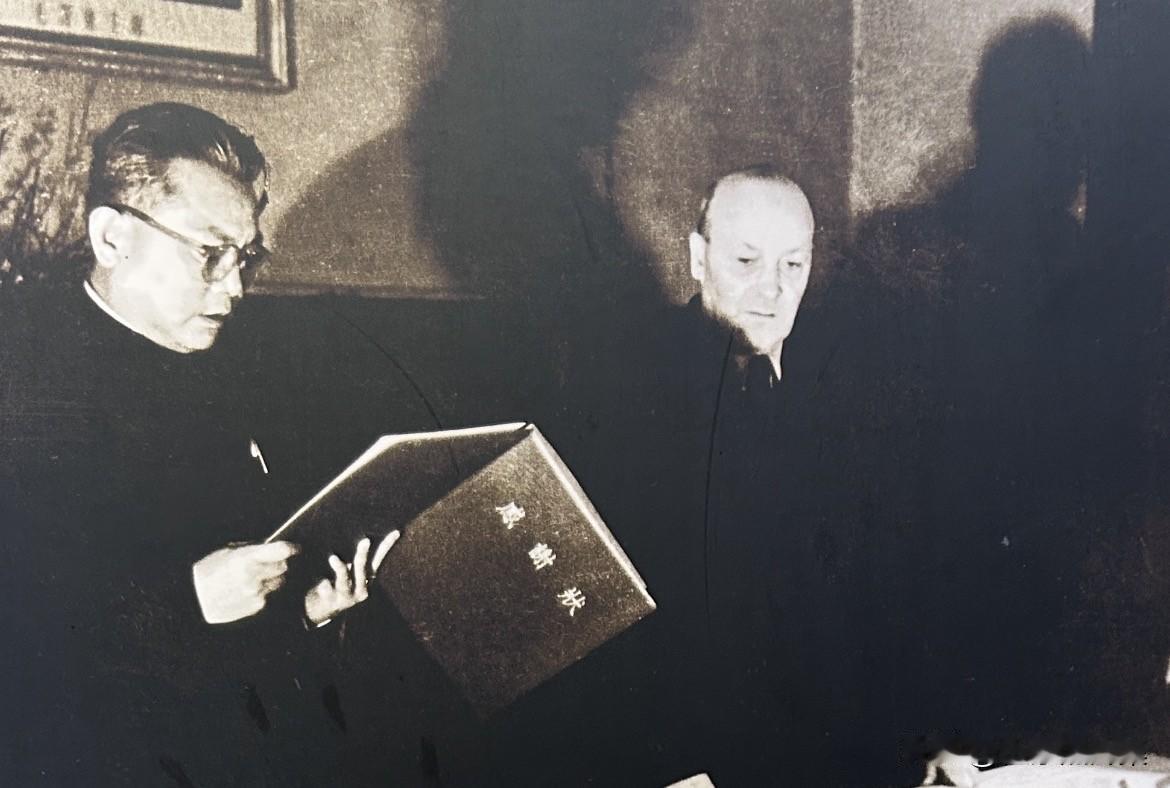 1958年，时任国务院副总理兼财政部长的李先念，向在中国财政部工作的苏联援华专家