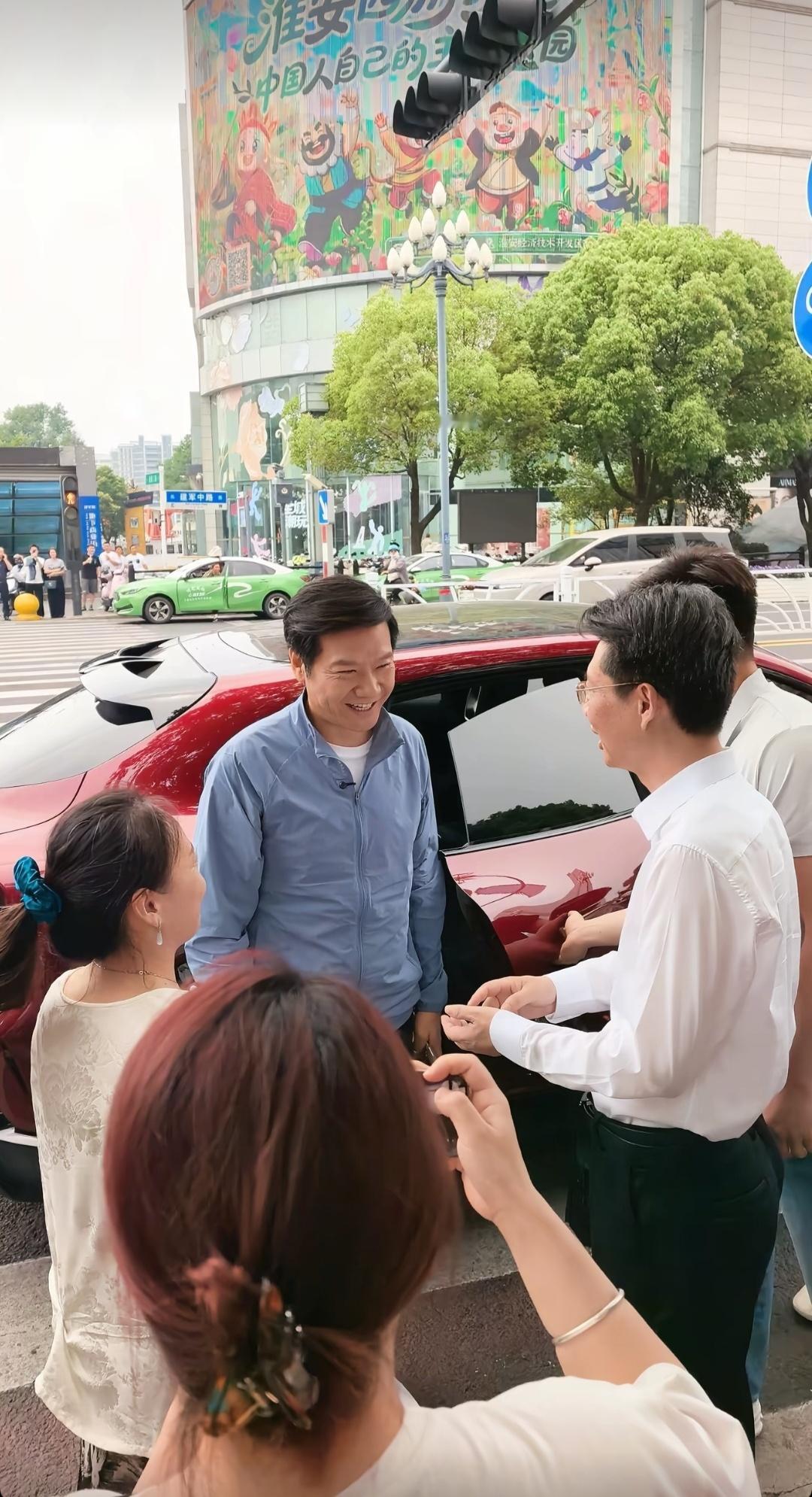 雷军来盐城了雷总先后参观了中国海盐博物馆，去了竹林大饭店，正式为明天的直播筹备就