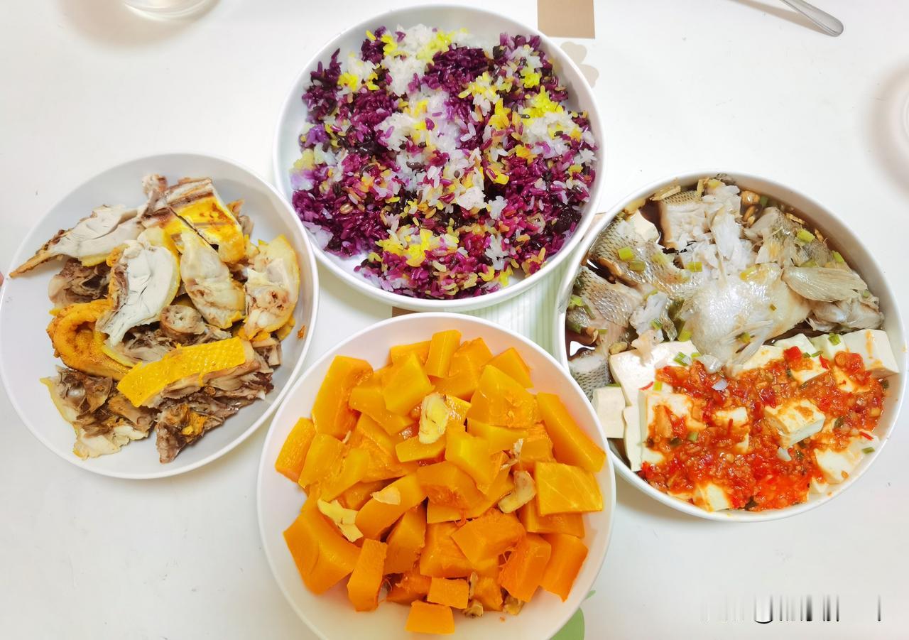 清明节老母亲寄来的彩色米饭，今天终于吃上了，这就是咱广西清明时节特有的五色糯米饭