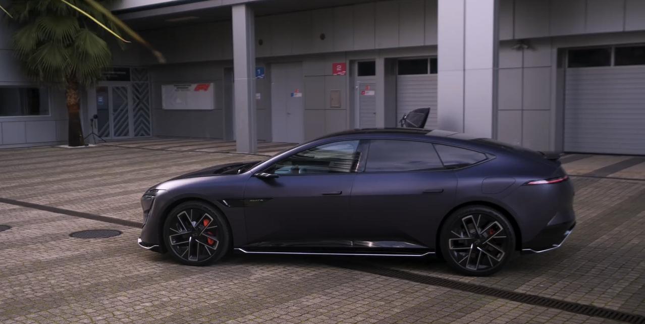 新阿维塔12定于3月20日启动预售，其最引人瞩目的亮点在于率先搭载华为896线激