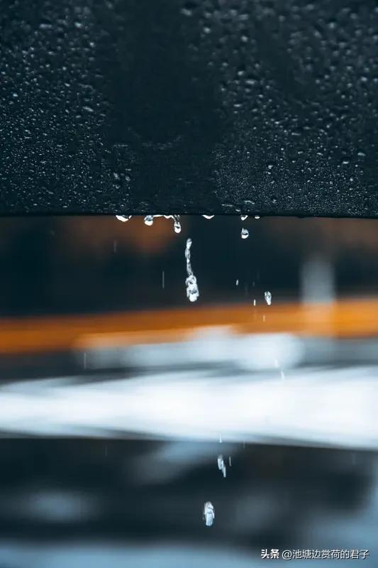 雨水真的可以冲去一切烦恼吗? 雨水真能冲去一切烦恼吗？我看未必。有次失恋，我一头