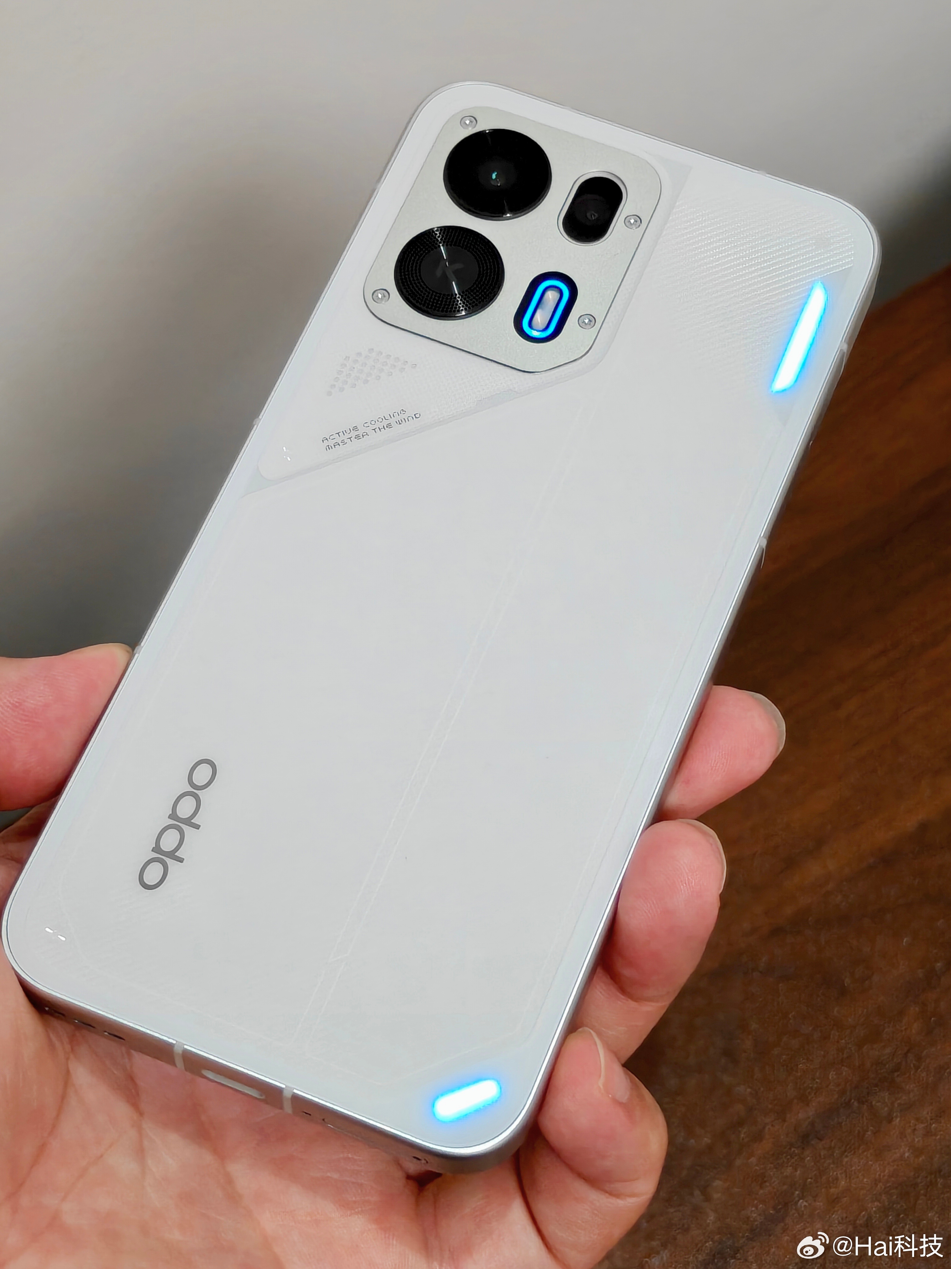 OPPO K15 Pro，主动散热风扇、氛围灯、可拆卸镜头Deco、液冷手机壳、