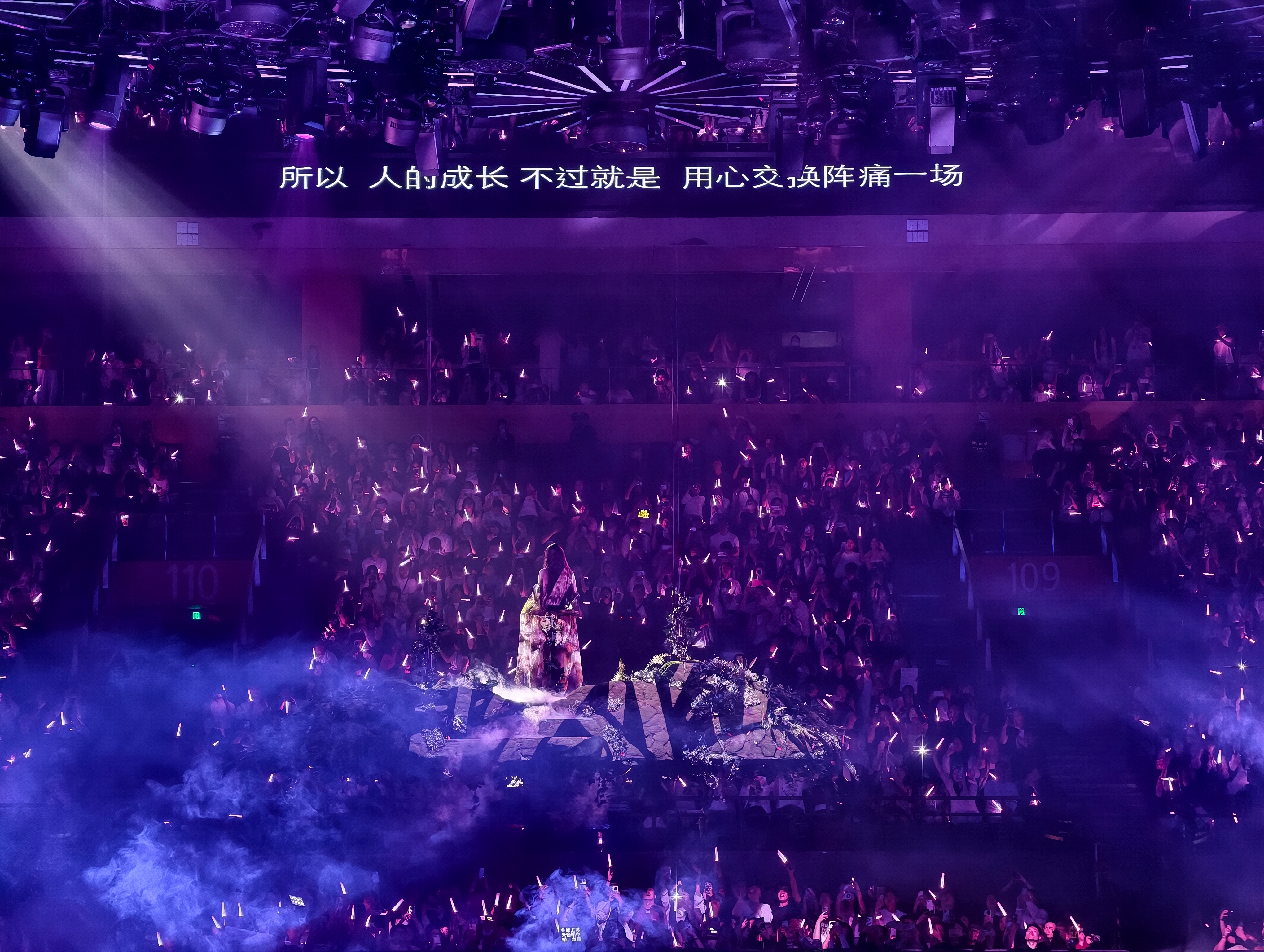 一场酣畅淋漓的大合唱～造型也是神了单依纯郑州上座率