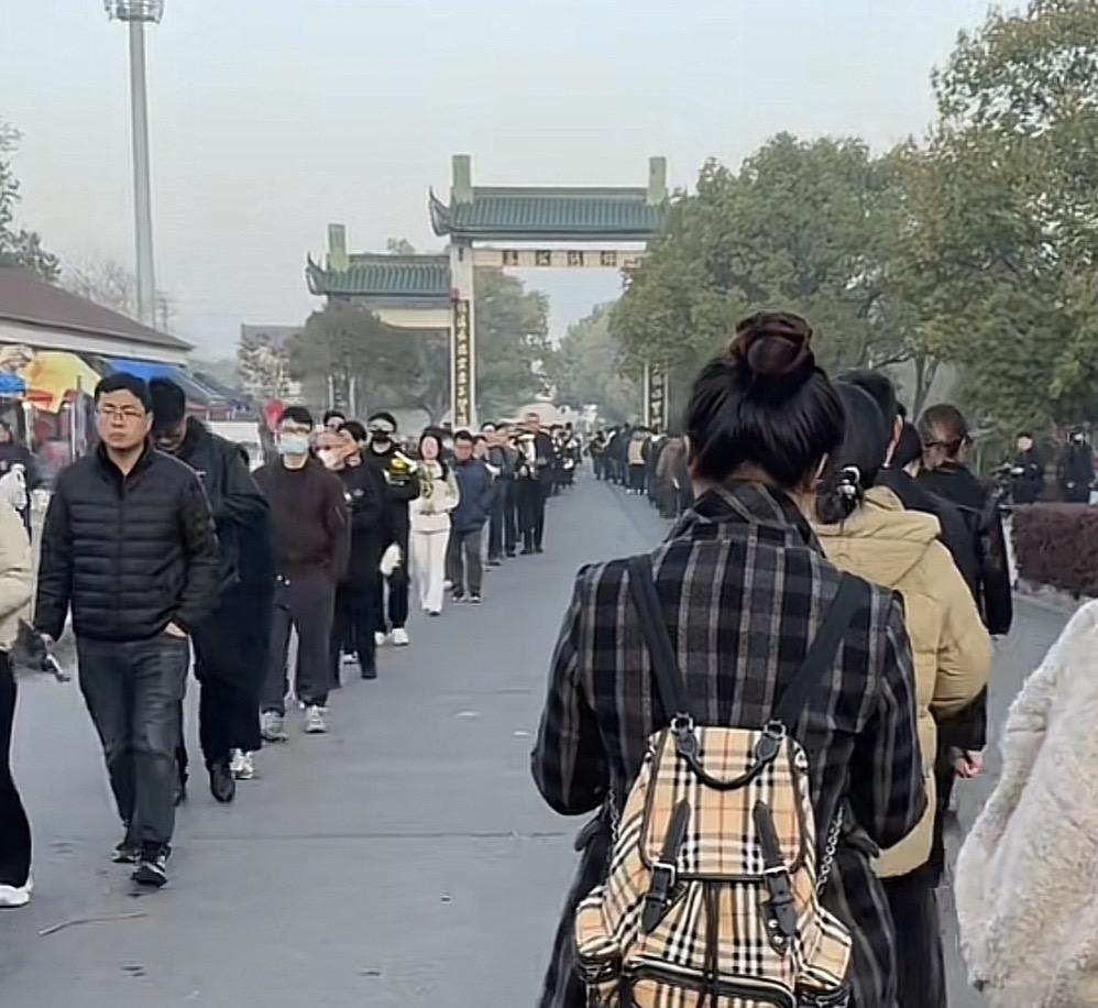 千言万语汇聚成了三个字：舍不得！