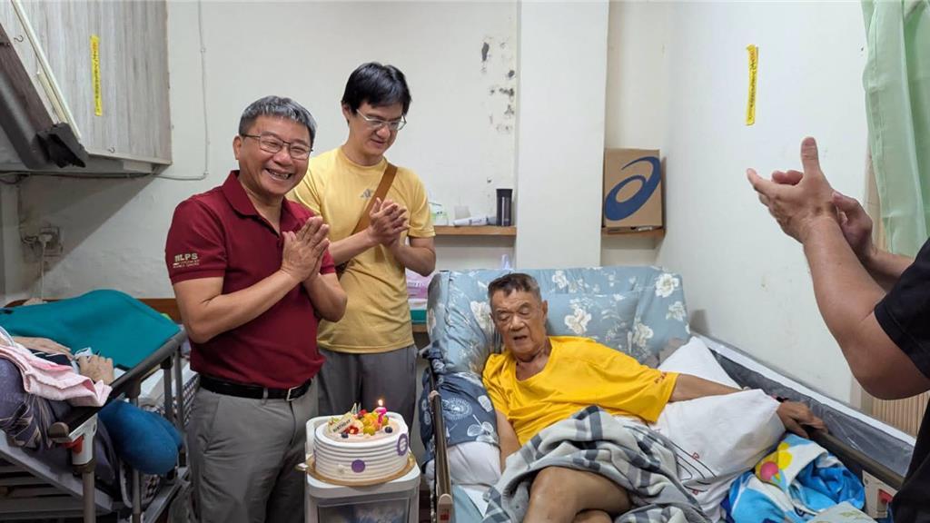 高雄市前镇区兴中里创下10连霸纪录的传奇里长、地方人称“狄老大”的狄金山，于9月